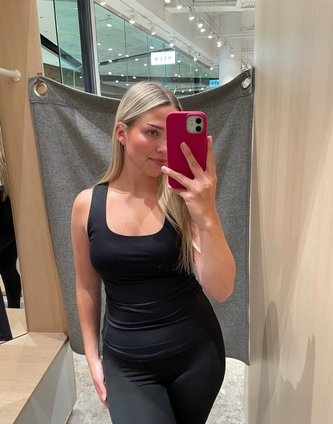 VIKENZA Tank Top - Black